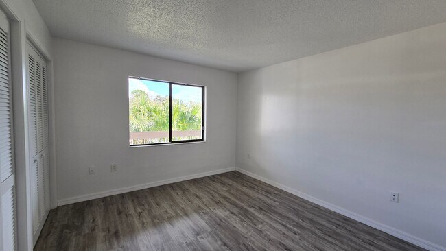 Building Photo - Nice 2/2 in the Gated East Lake Woodlands community