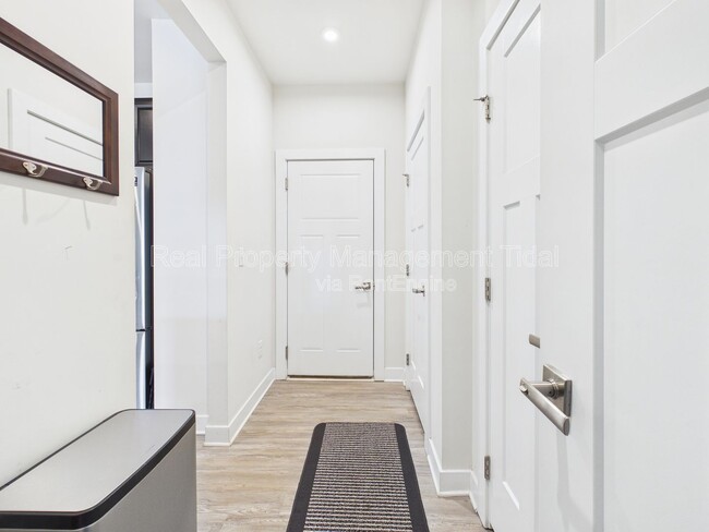 Building Photo - 555 Oliver Wy