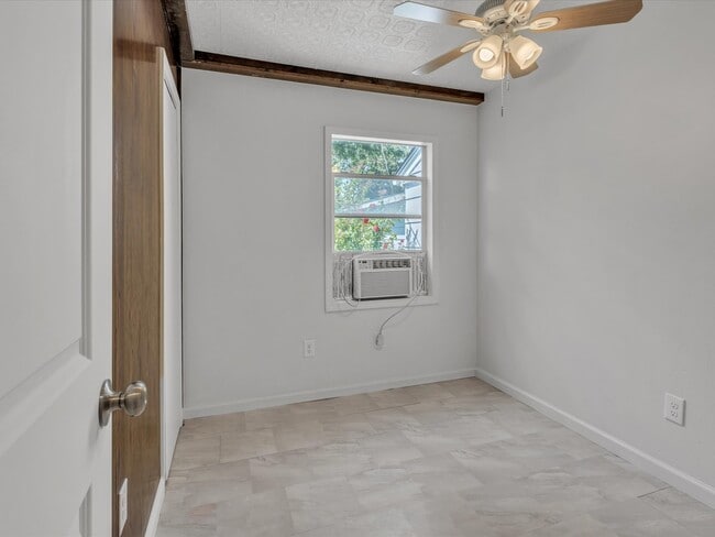 Building Photo - 815 Sandra Dr