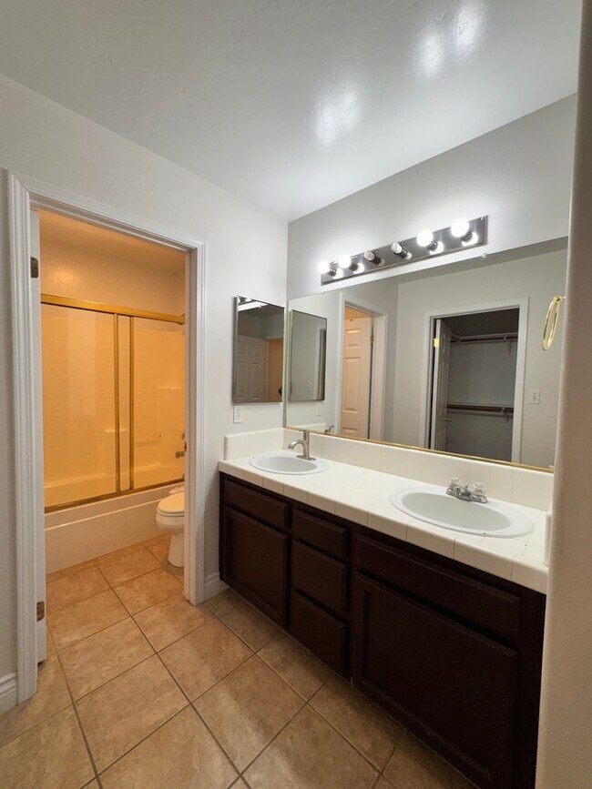 Building Photo - SW Home 3bed 2bath + office space $2300rent/deposit