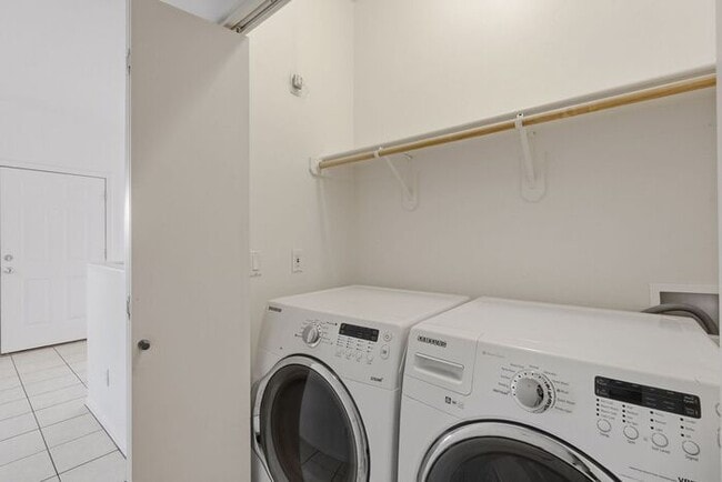 Building Photo - Pending/ Rented - Comfortable Eastside Liv...