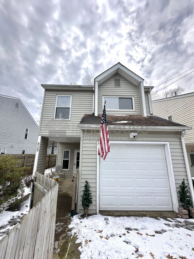 Building Photo - 828 23rd St