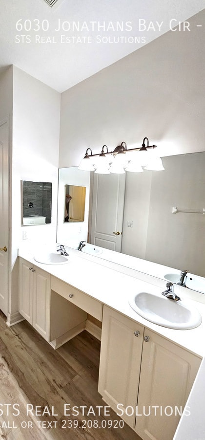 Building Photo - 6030 Jonathans Bay Cir