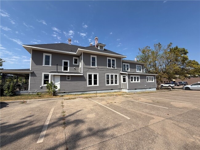 Building Photo - 401 E Twin Springs St
