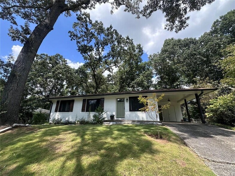 Building Photo - 2498 Lakewood Dr NW