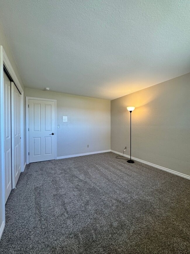 Building Photo - Large lower valley home, freshly remodeled...