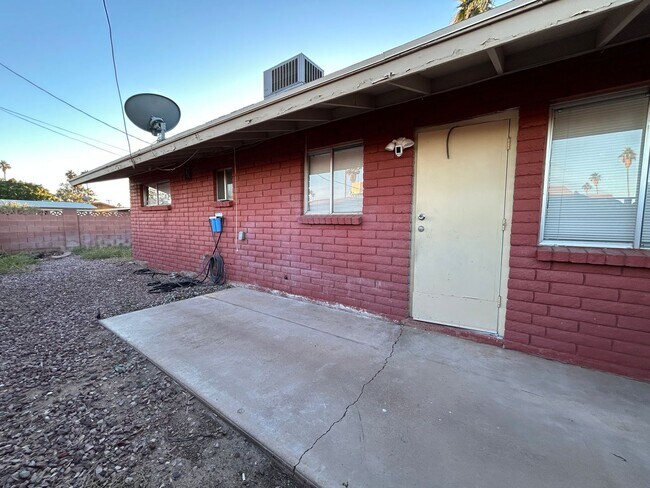 Building Photo - 1101 N April Cir