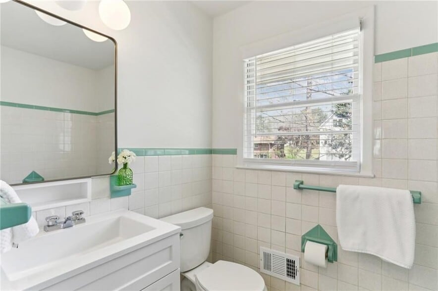 Building Photo - 2888 Bonanza Dr