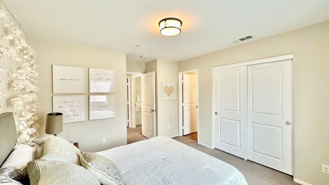 Building Photo - Beautiful "Model" Home in the Horse Creek ...