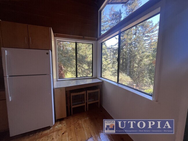 Building Photo - 10585 Redwood Dr