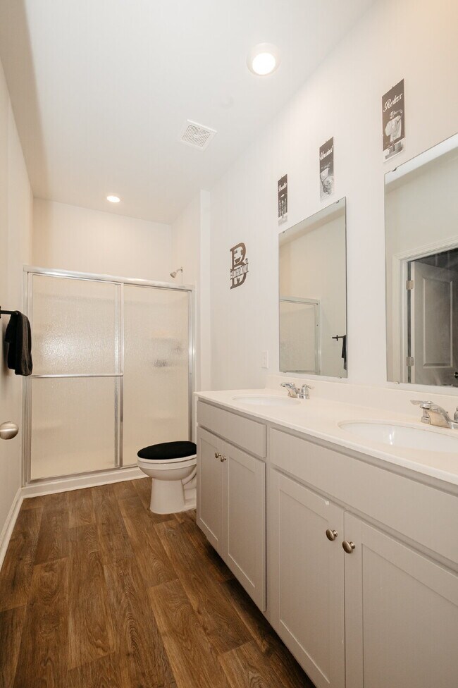 Building Photo - "One Level, Charming 3 bedroom 2 Bath in Goose Creek – 1256 Sq Ft of Comfort!"