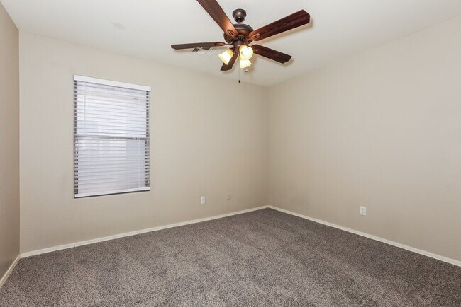 Building Photo - 2081 E Paso Fino Dr