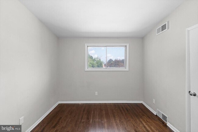 Building Photo - 205 Juniper Rd
