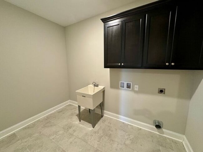 Building Photo - Look and Lease