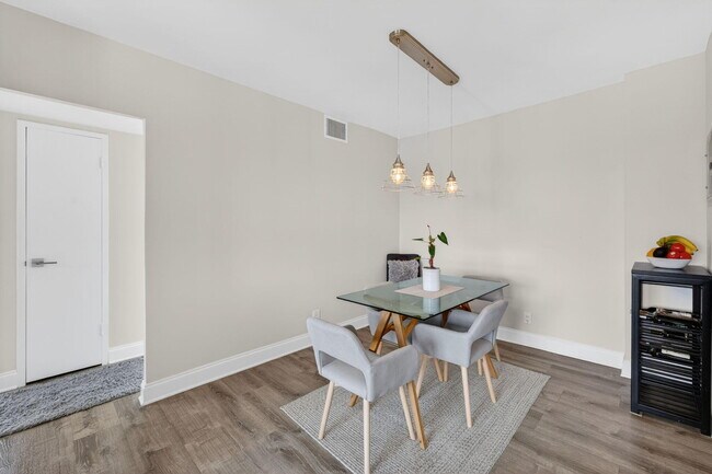 Building Photo - 2555 NE 11th St