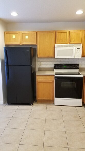 Kitchen - 2306 S Bumby Ave