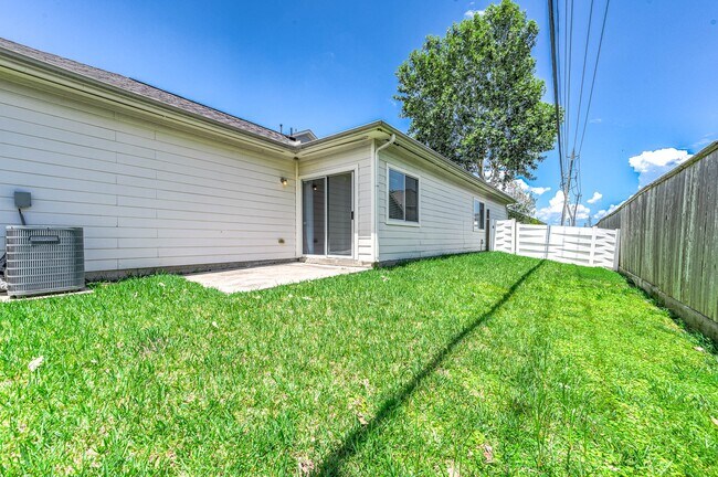 Building Photo - 1561 Nichole Woods Dr