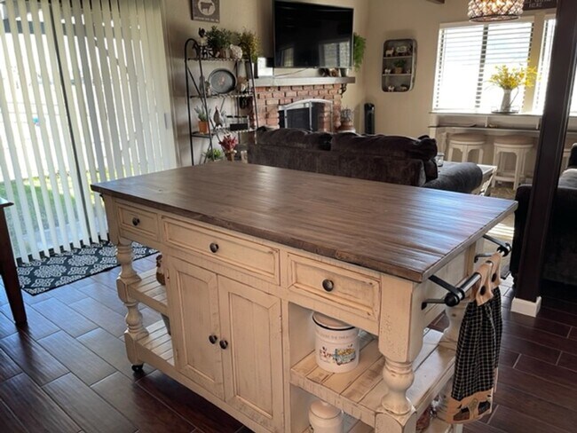 Building Photo - 2 BEDROOM 2 BATH+ LOFT - 1 ACRE - UNFURNISHED or FURNISHED