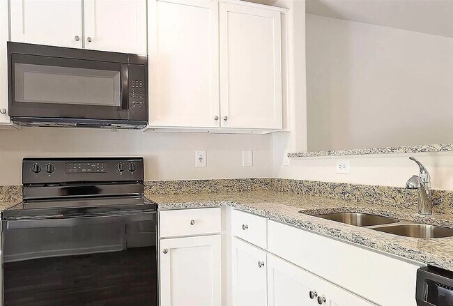 Building Photo - Newer Townhome for Lease – 2 Primary Suites + Open Layout