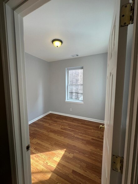 Bedroom 2 entry door from the hallway - 1426 Madison Ave