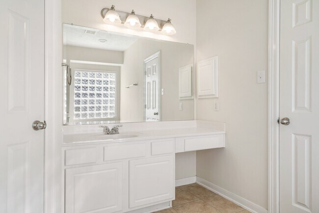 Building Photo - 24915 Pikecrest Dr