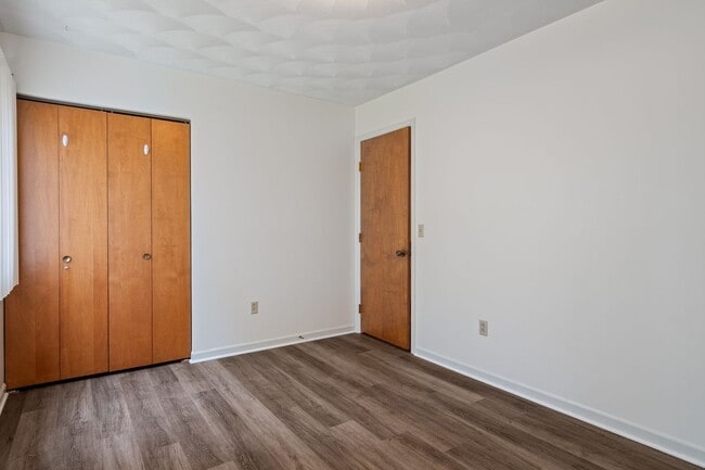 Building Photo - 3 or 4 Bed/ 3 1/2 bath