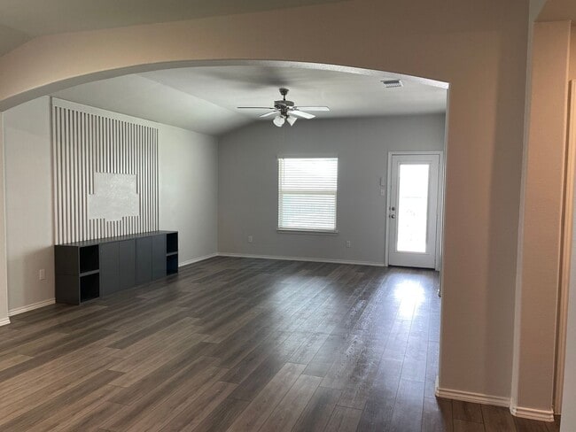 Building Photo - Available Now | Modern Single-Story 3 Bed, 2 Bath | Separate Office/Den | Big Yard | Pet Restrict...