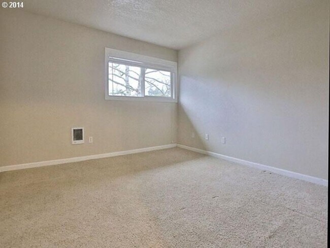 Building Photo - Light & Bright 2 Bed 1 Bath Condo!