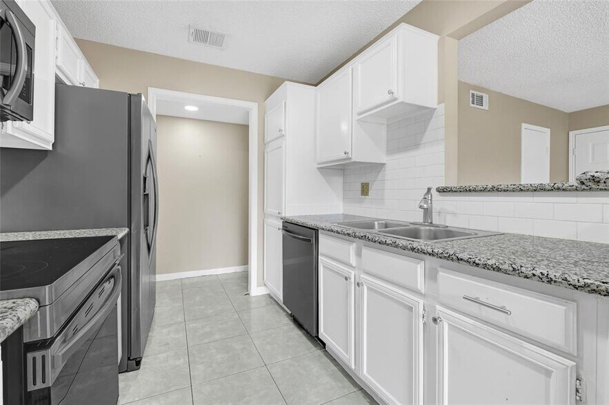 Building Photo - 8409 Sands Point Dr