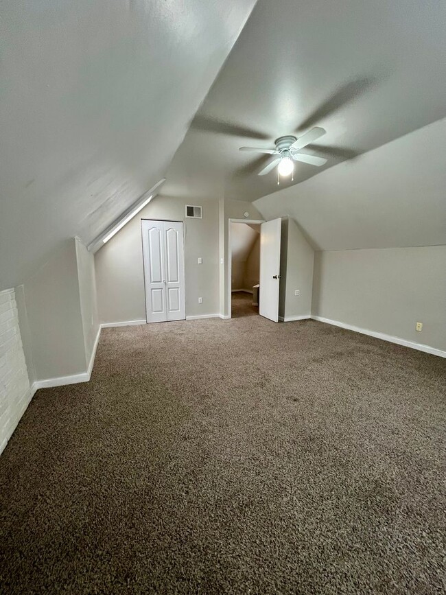 Building Photo - *** Shadyside Duplex Apartment * Pet Friendly * Spacious & Renovated * Available Now * Modern Fin...