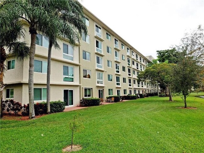 Building Photo - 2108 S Cypress Bend Dr