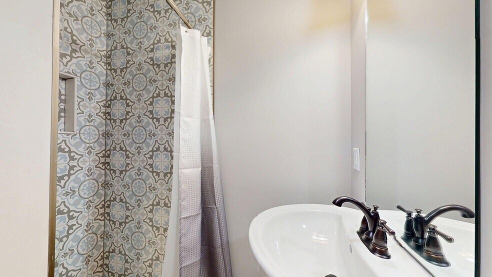 Building Photo - Totally Updated Home on Oak Bowery
