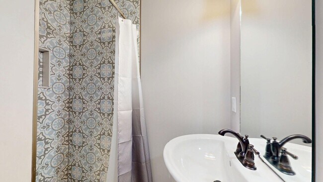 Building Photo - Totally Updated Home on Oak Bowery