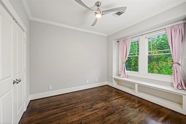 Building Photo - 542 W 26th St