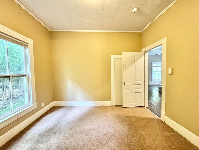 Building Photo - 2 Bedroom in College Hill Convenient to UN...