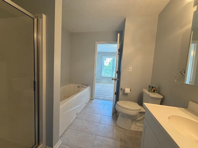 Building Photo - Location, Convenience & Comfort – Steps from Cleveland Clinic!