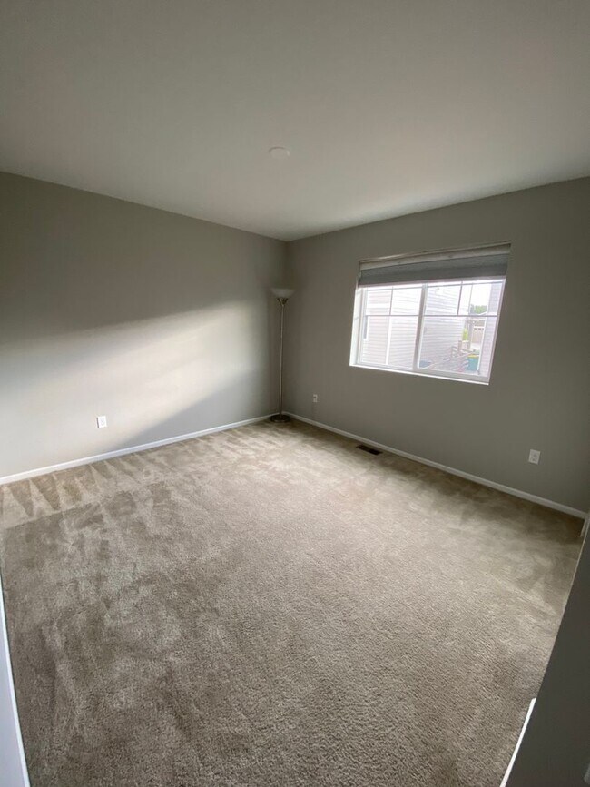 Building Photo - 4 bedroom 3 bathroom Single Family House in Aurora