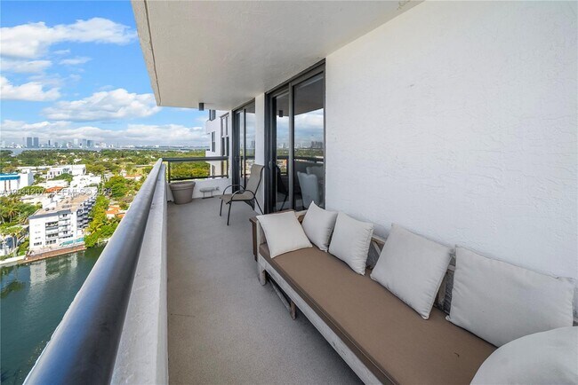 Building Photo - 2555 Collins Ave