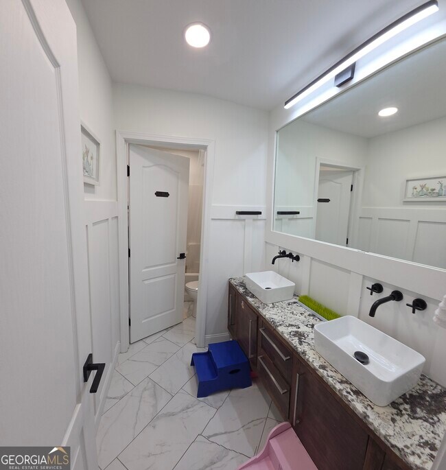 Building Photo - 1121 Vanessa Ave