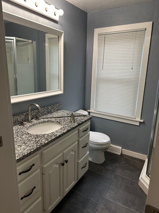 Building Photo - 962 Lakeview Dr