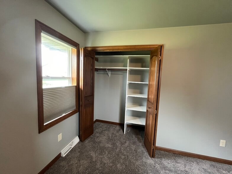 bedroom2-closet - 1454 Chickory Ct
