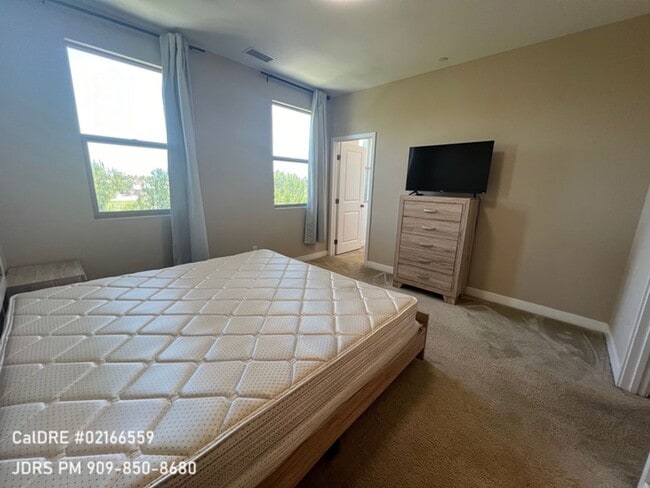 Building Photo - Bellflower Furnished 3 Bedroom Townhouse