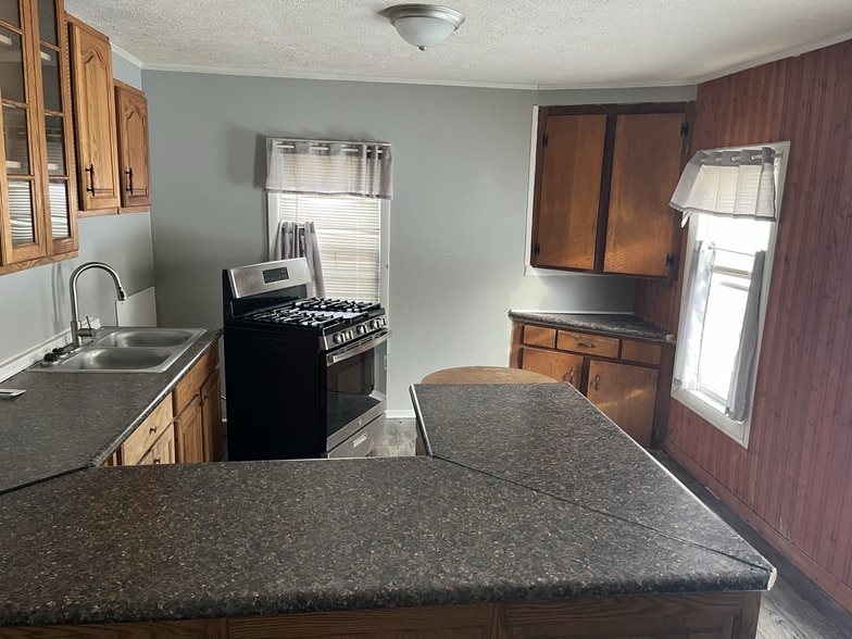 Building Photo - 633 E 11th St