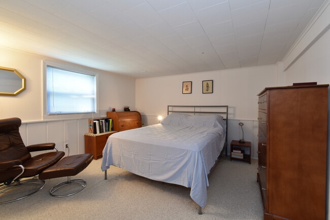 Building Photo - Fantastic 4 Bedroom, 3 Full Bathroom, Close in Bethesda Home!