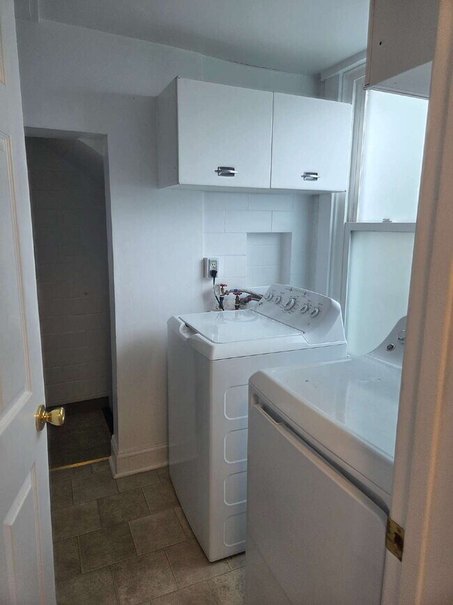 Building Photo - "Charming 4-Bed Gaithersburg Haven: Spacious 3,330 Sq. Ft. Home with Granite Countertops & Gleami...
