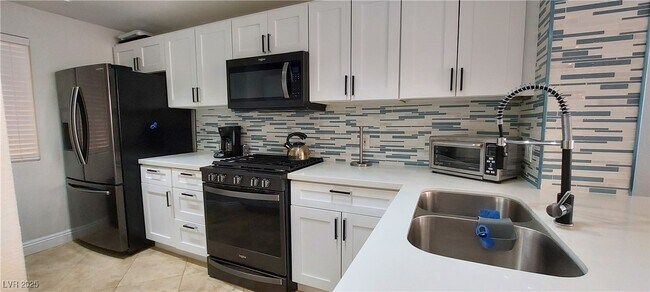 Building Photo - 270 E Flamingo Rd