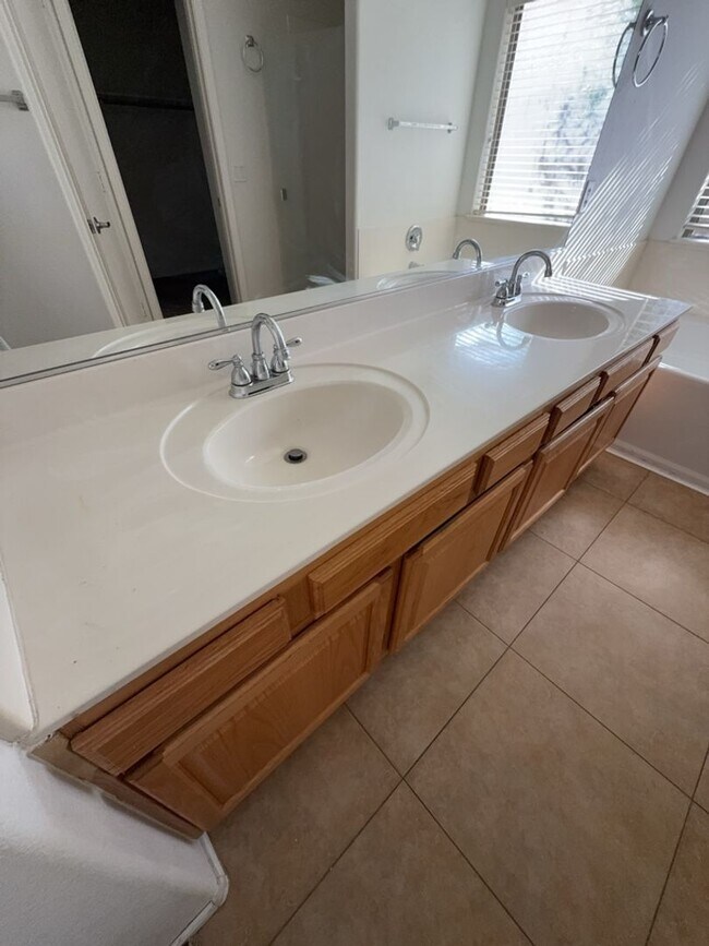Building Photo - 3bedrom 2 bath