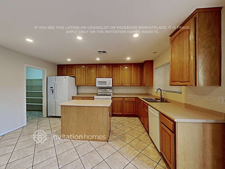 Building Photo - 3328 Famiglia Dr