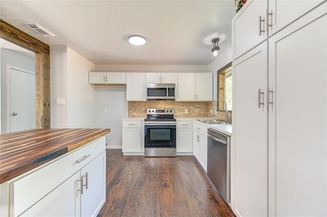 Building Photo - 236 E Castle Harbour Dr