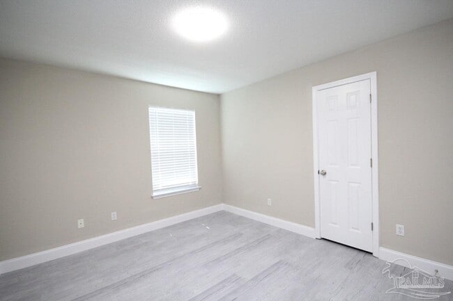Building Photo - 2437 Gulf Breeze Ave